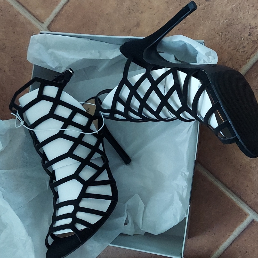 Ladies  pumps heels strap design. Mossimo kylea new in box women's size 9.5 velv